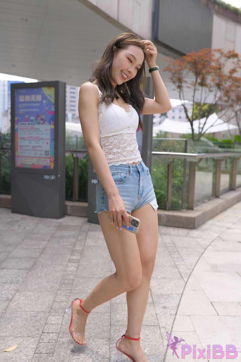 Featured Street Photography Works No.5852 Young and beautiful girl in hot pants PixiBB.COM 375