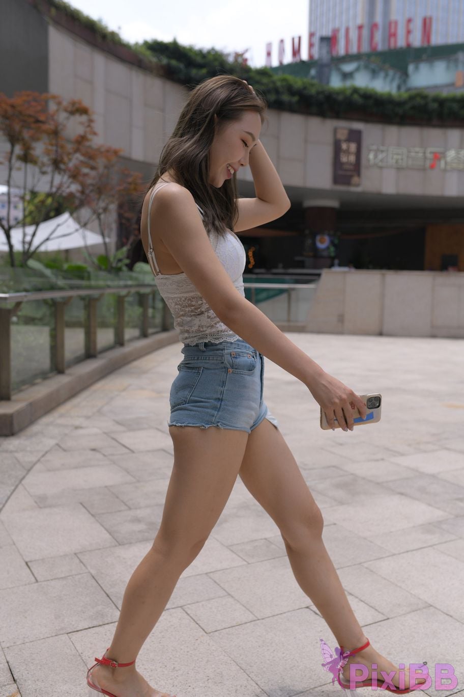 Featured Street Photography Works No.5852 Young and beautiful girl in hot pants PixiBB.COM 379
