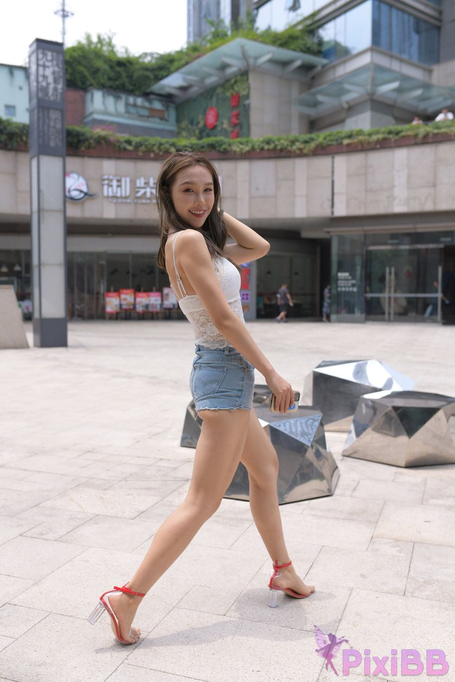 Featured Street Photography Works No.5852 Young and beautiful girl in hot pants PixiBB.COM 382