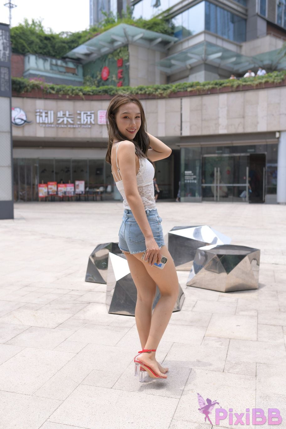 Featured Street Photography Works No.5852 Young and beautiful girl in hot pants PixiBB.COM 383