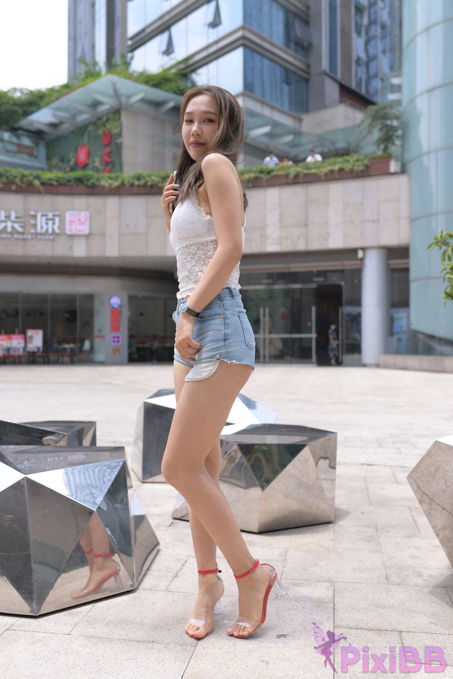 Featured Street Photography Works No.5852 Young and beautiful girl in hot pants PixiBB.COM 399