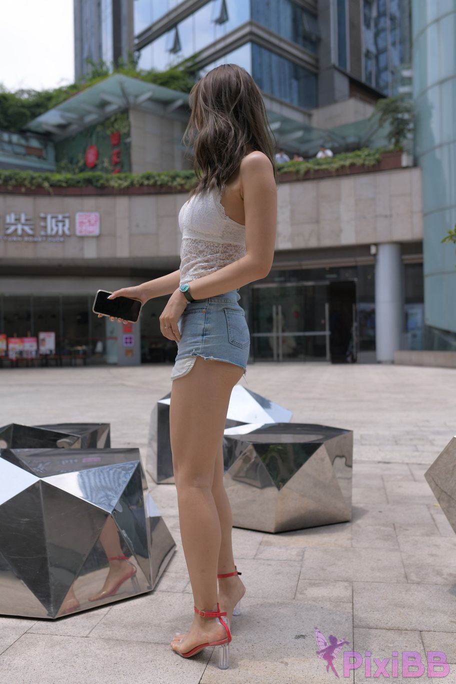 Featured Street Photography Works No.5852 Young and beautiful girl in hot pants PixiBB.COM 401