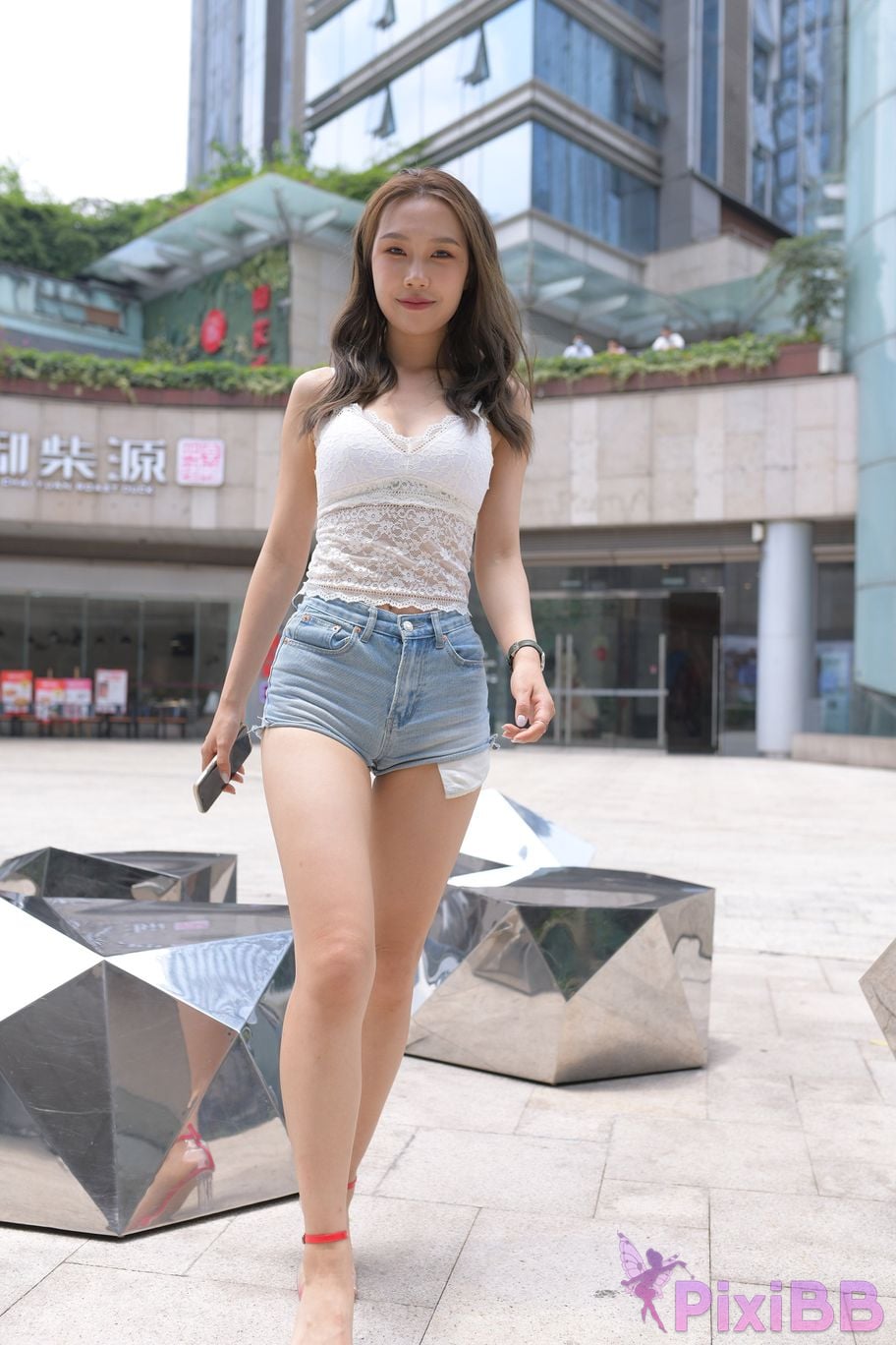 Featured Street Photography Works No.5852 Young and beautiful girl in hot pants PixiBB.COM 419