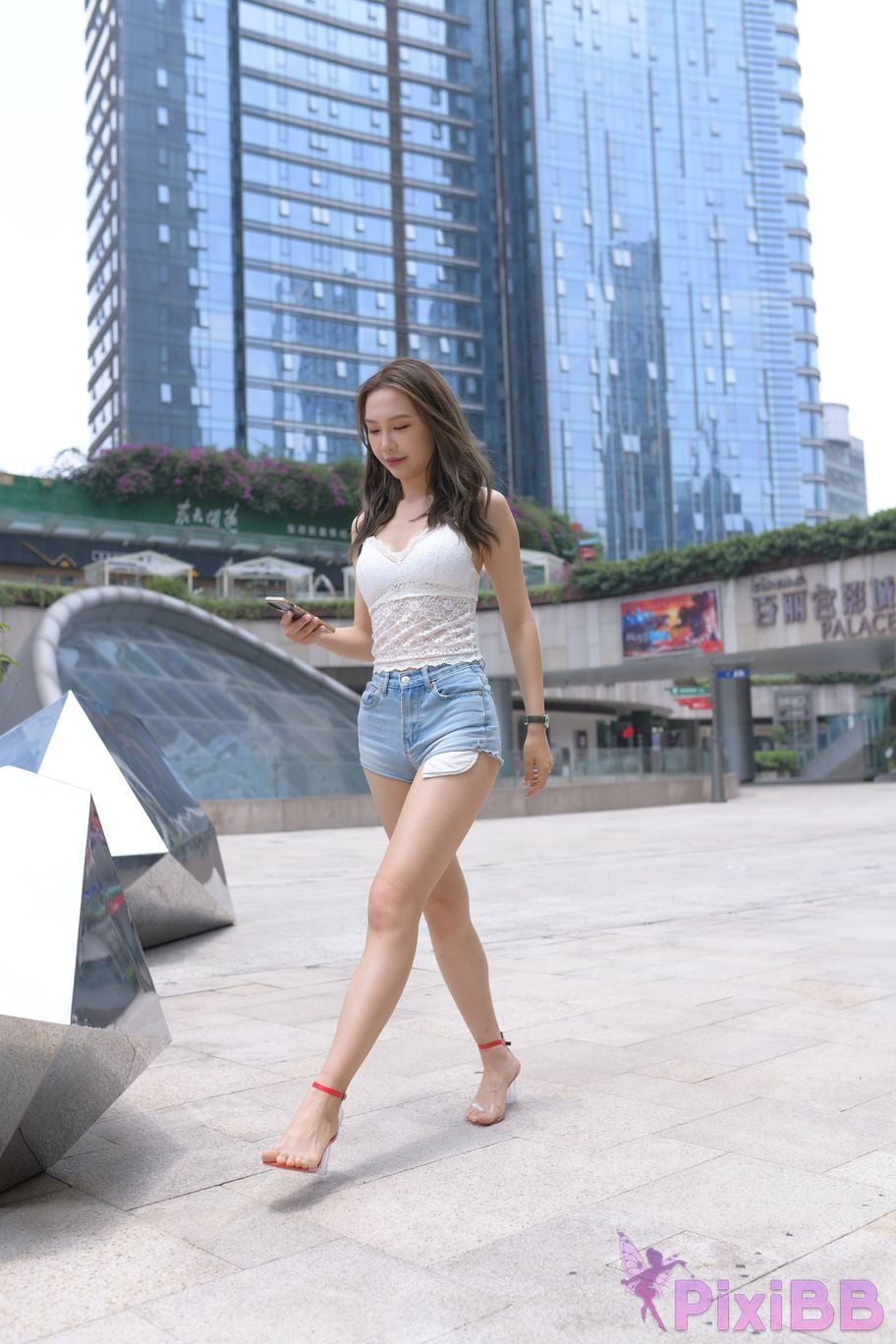 Featured Street Photography Works No.5852 Young and beautiful girl in hot pants PixiBB.COM 425