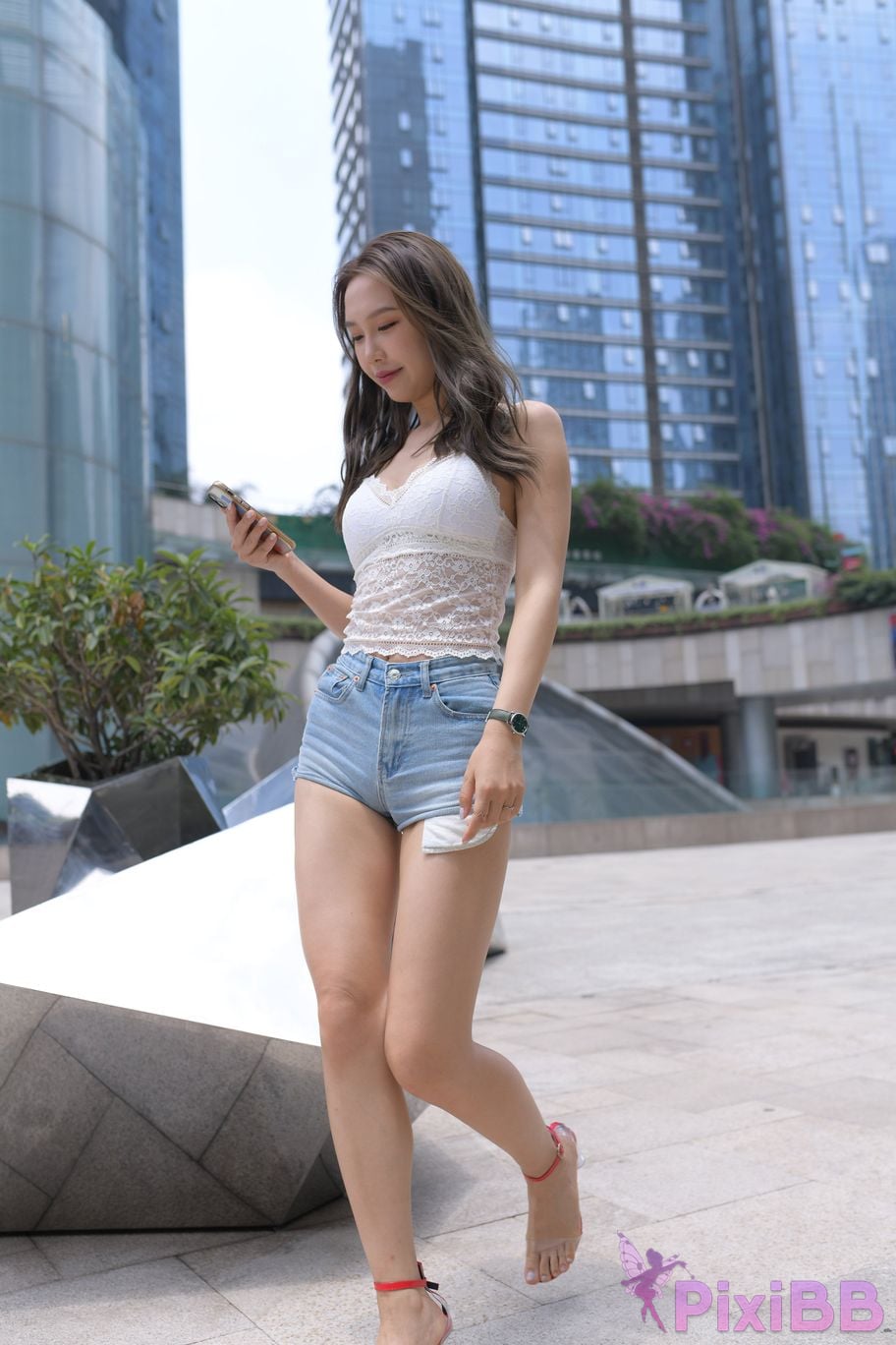 Featured Street Photography Works No.5852 Young and beautiful girl in hot pants PixiBB.COM 429