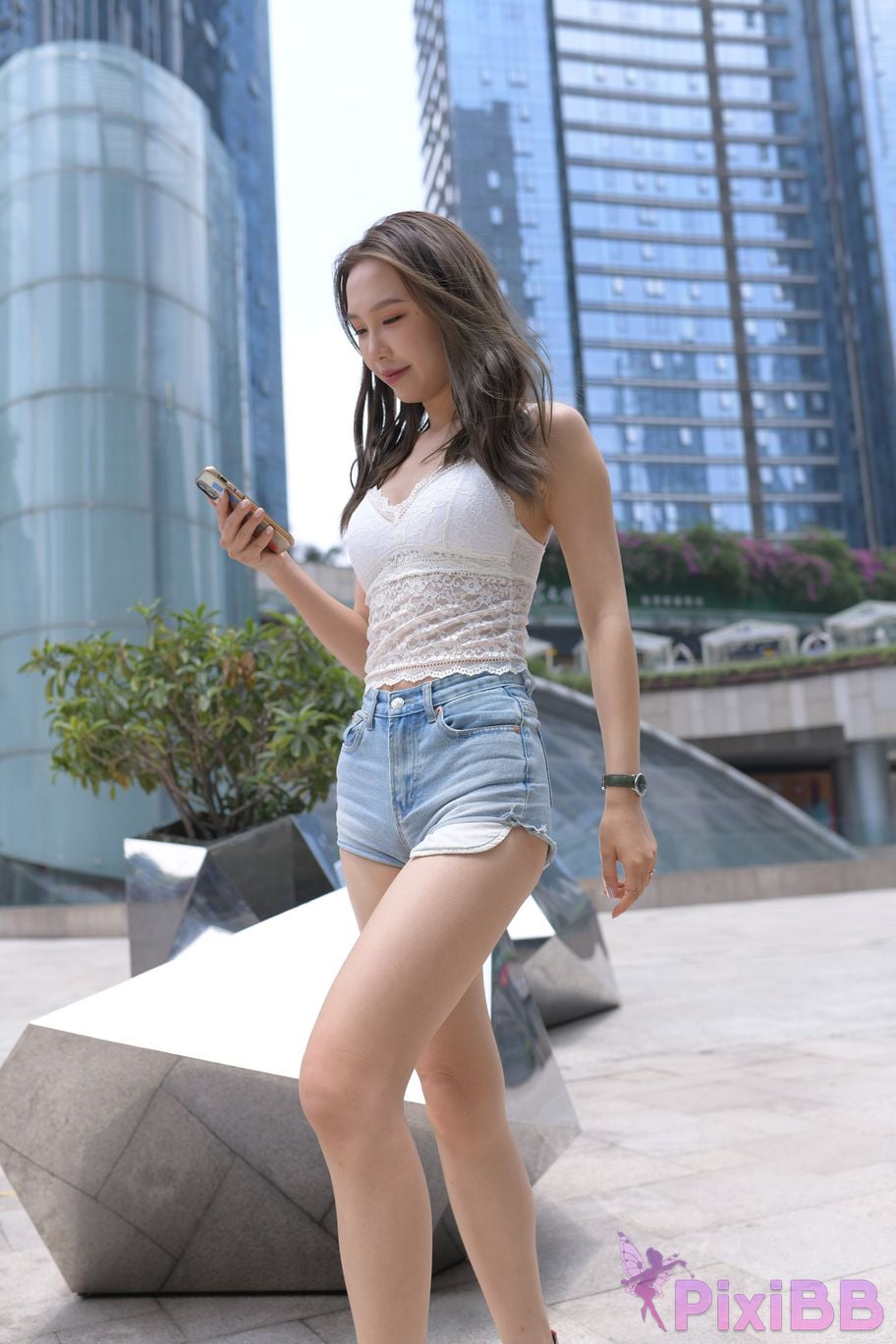 Featured Street Photography Works No.5852 Young and beautiful girl in hot pants PixiBB.COM 430