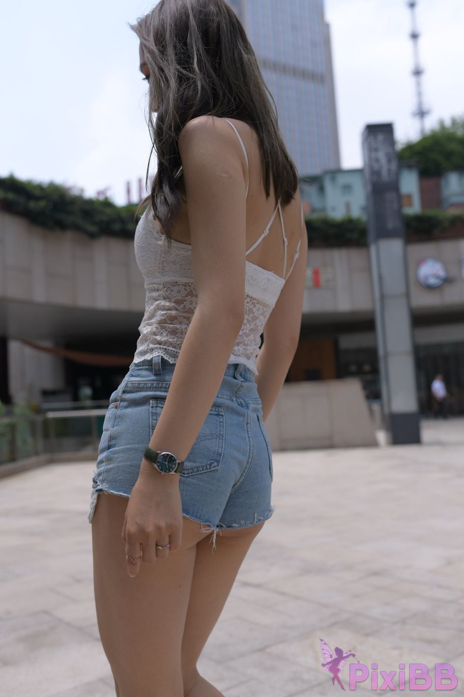 Featured Street Photography Works No.5852 Young and beautiful girl in hot pants PixiBB.COM 433