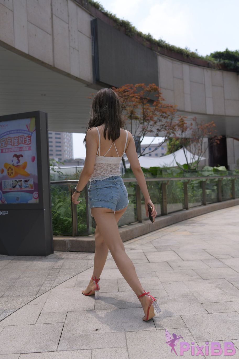 Featured Street Photography Works No.5852 Young and beautiful girl in hot pants PixiBB.COM 439