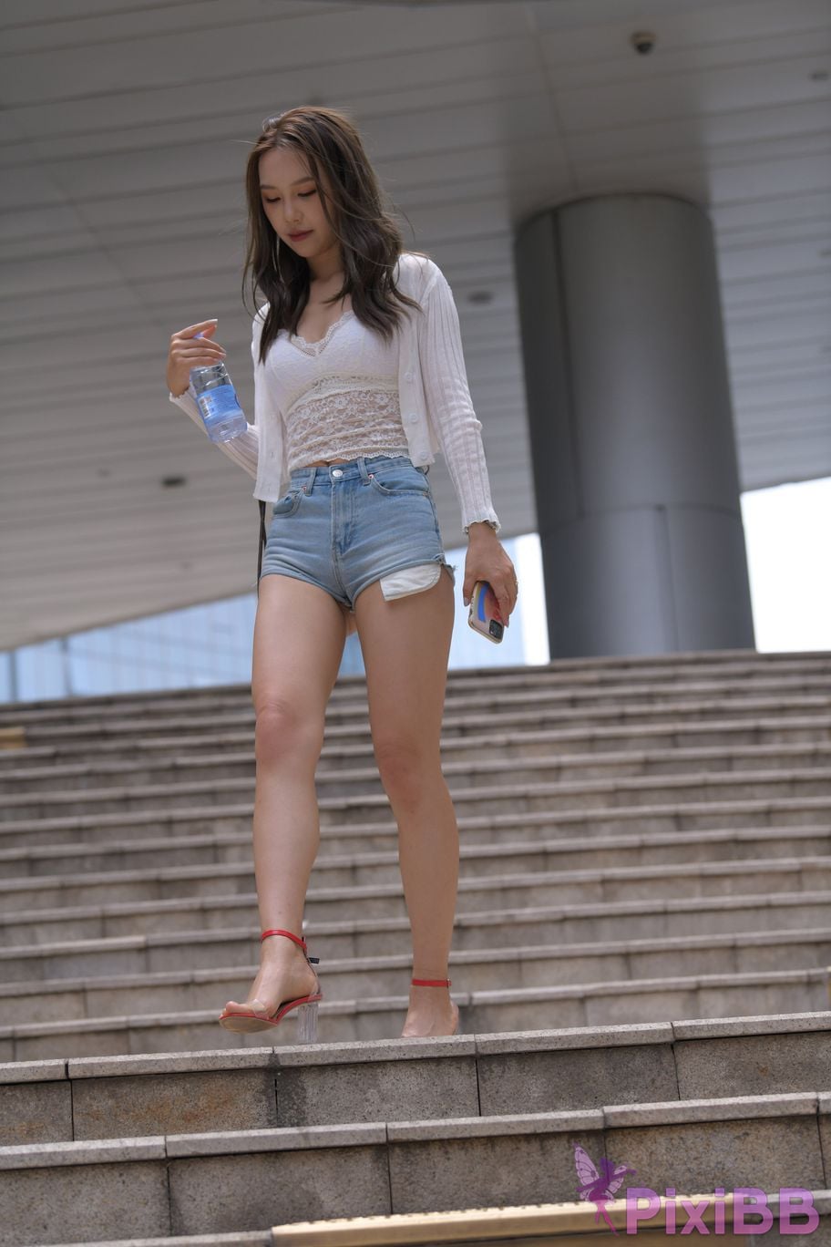 Featured Street Photography Works No.5852 Young and beautiful girl in hot pants PixiBB.COM 484