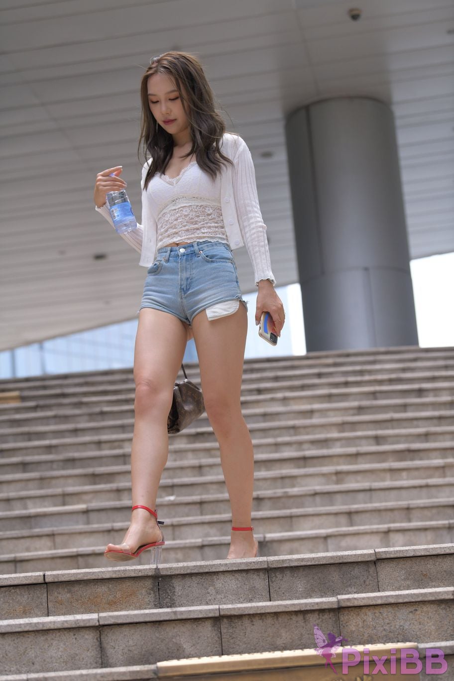 Featured Street Photography Works No.5852 Young and beautiful girl in hot pants PixiBB.COM 485