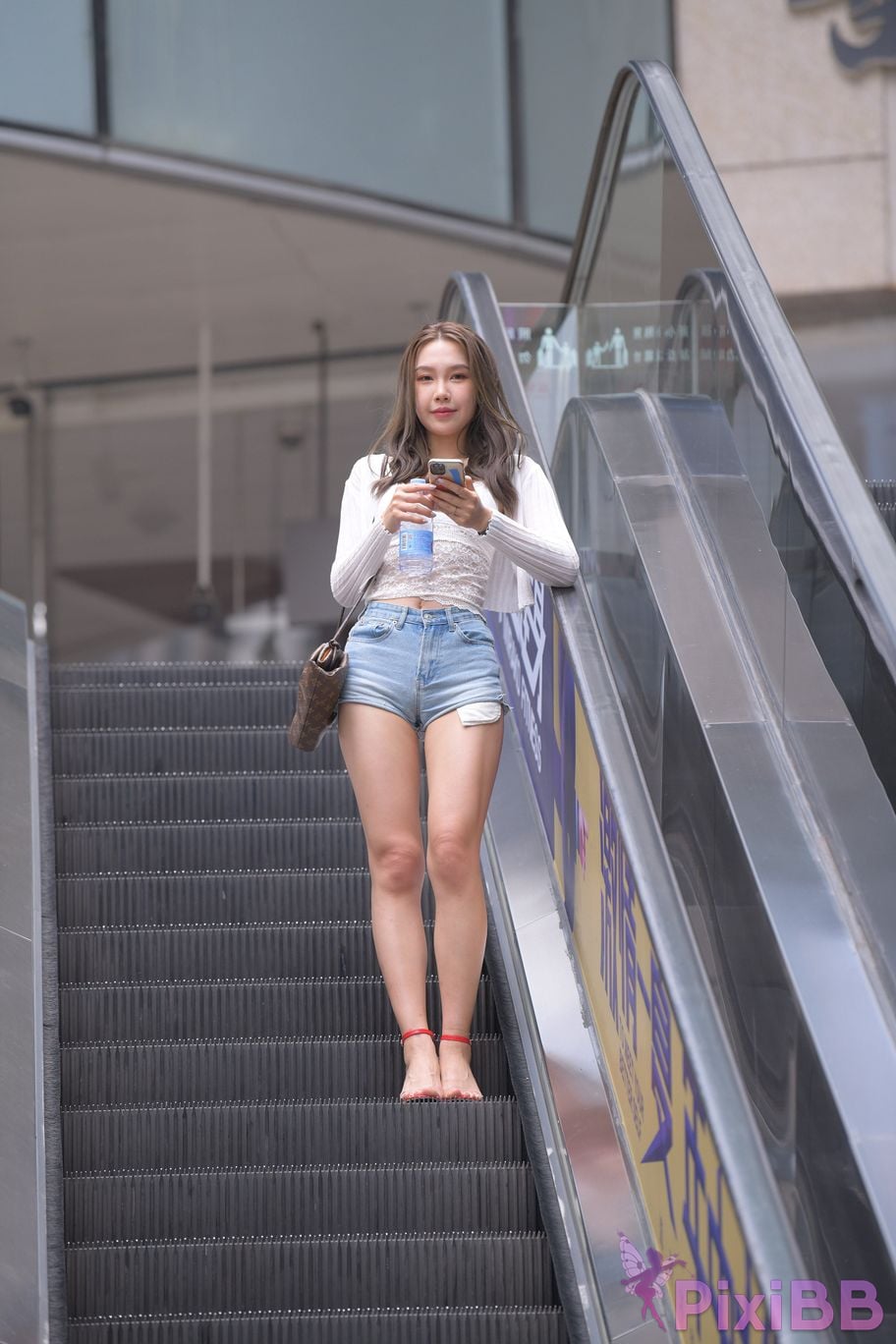 Featured Street Photography Works No.5852 Young and beautiful girl in hot pants PixiBB.COM 499