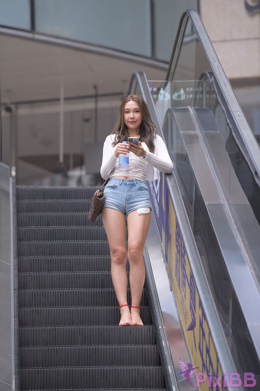 Featured Street Photography Works No.5852 Young and beautiful girl in hot pants PixiBB.COM 500
