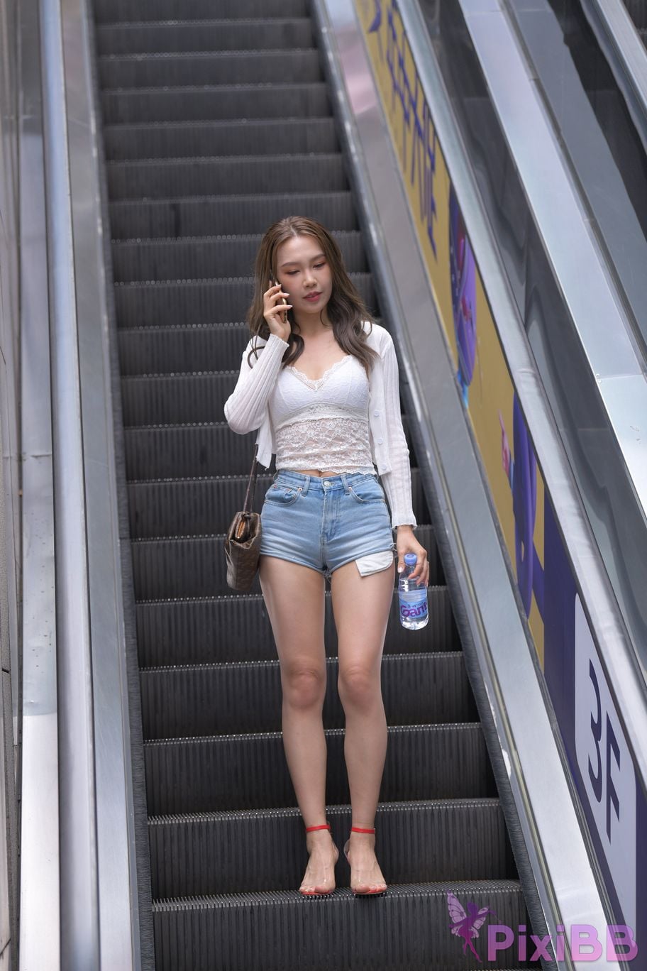 Featured Street Photography Works No.5852 Young and beautiful girl in hot pants PixiBB.COM 527
