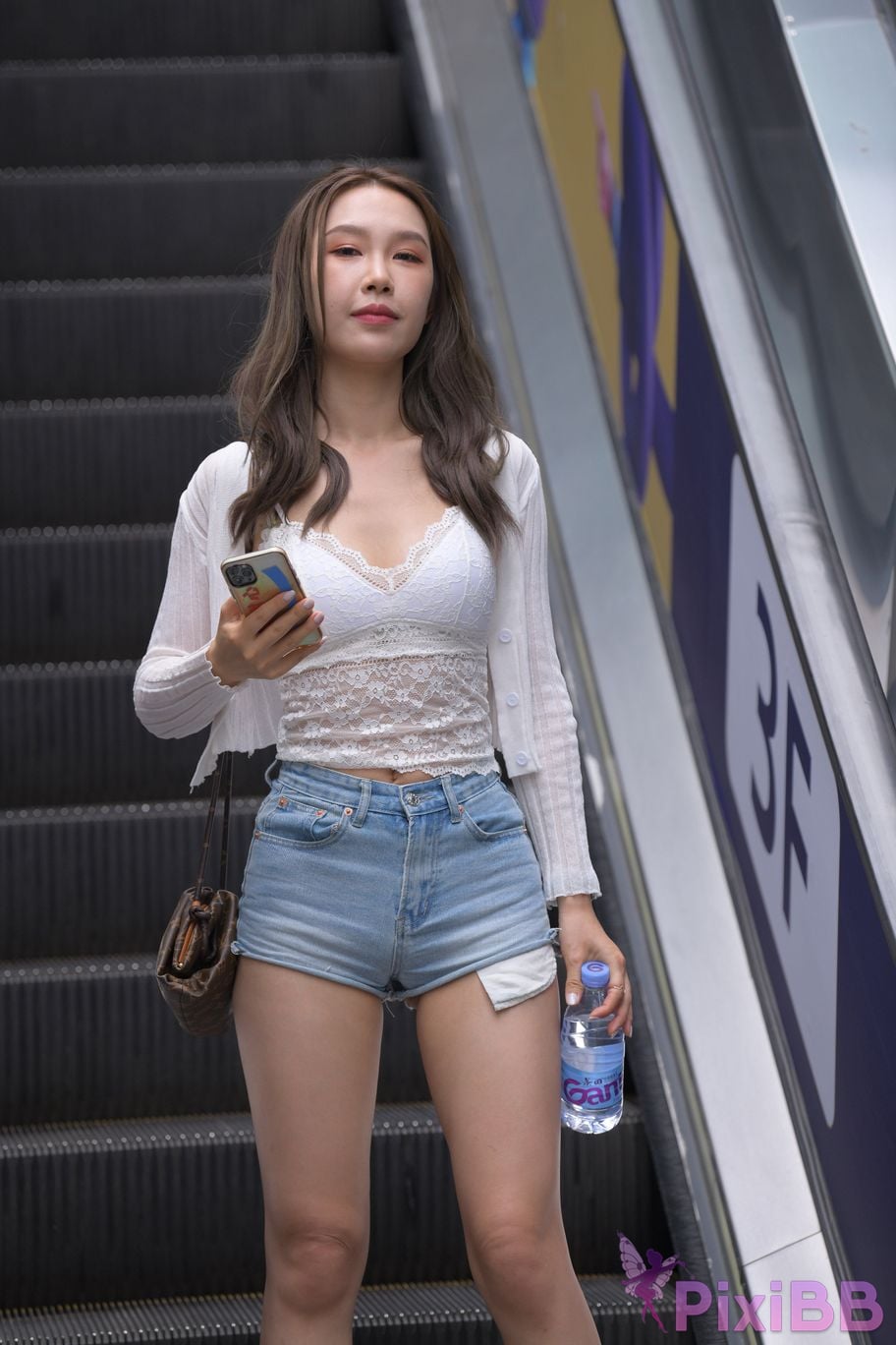 Featured Street Photography Works No.5852 Young and beautiful girl in hot pants PixiBB.COM 532