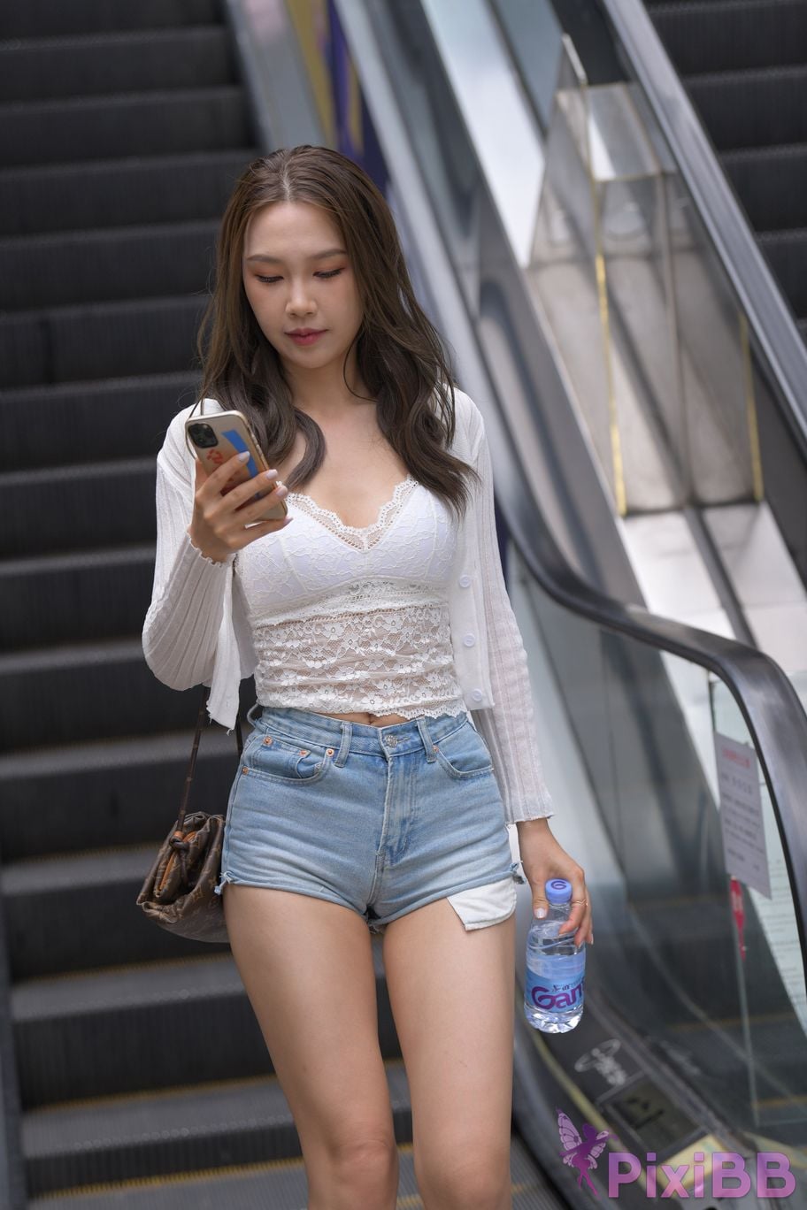 Featured Street Photography Works No.5852 Young and beautiful girl in hot pants PixiBB.COM 542