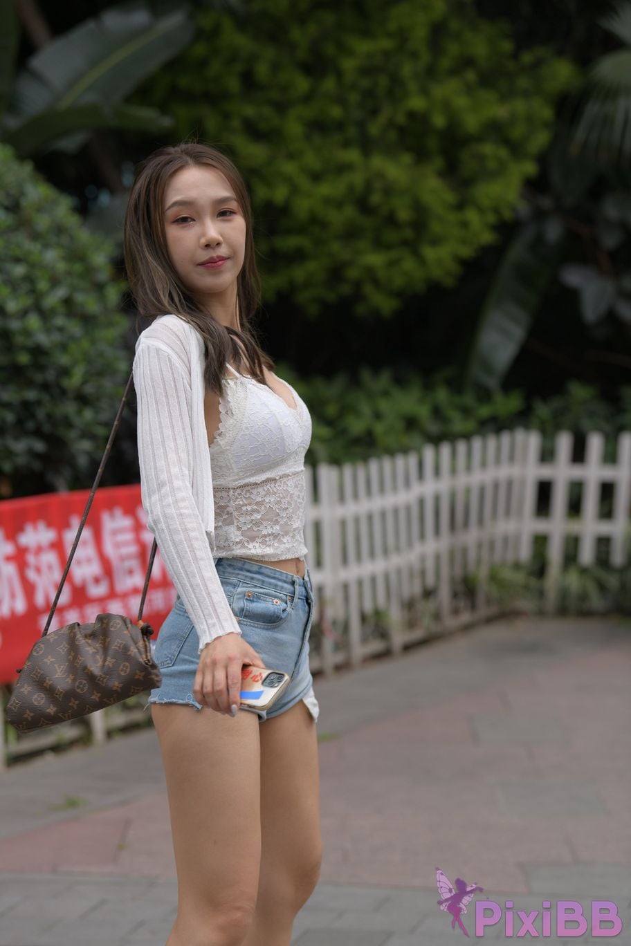 Featured Street Photography Works No.5852 Young and beautiful girl in hot pants PixiBB.COM 550