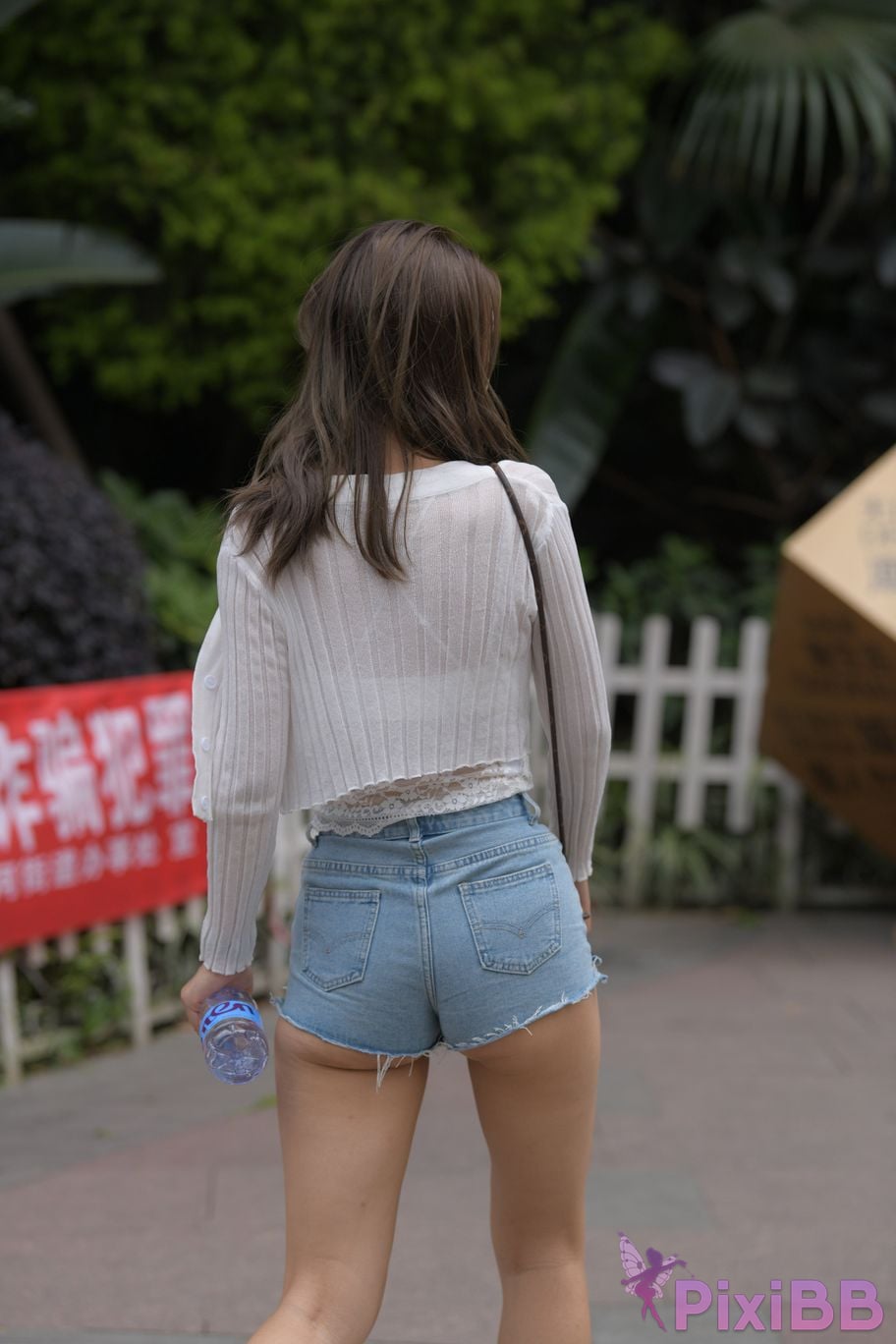 Featured Street Photography Works No.5852 Young and beautiful girl in hot pants PixiBB.COM 552