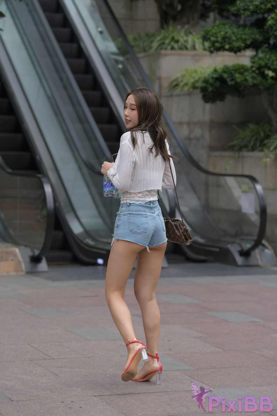 Featured Street Photography Works No.5852 Young and beautiful girl in hot pants PixiBB.COM 557