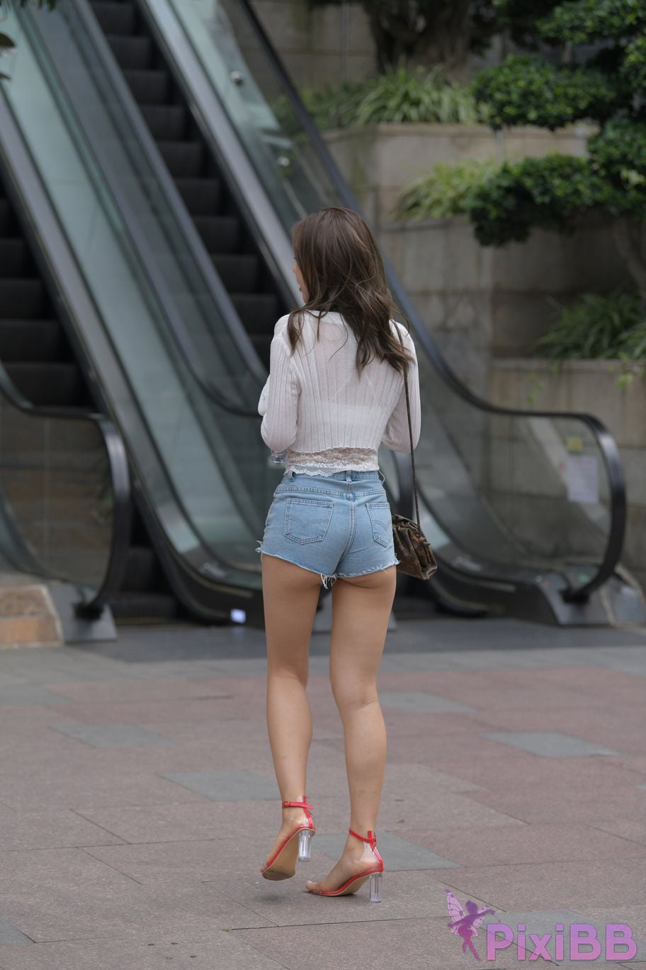 Featured Street Photography Works No.5852 Young and beautiful girl in hot pants PixiBB.COM 558