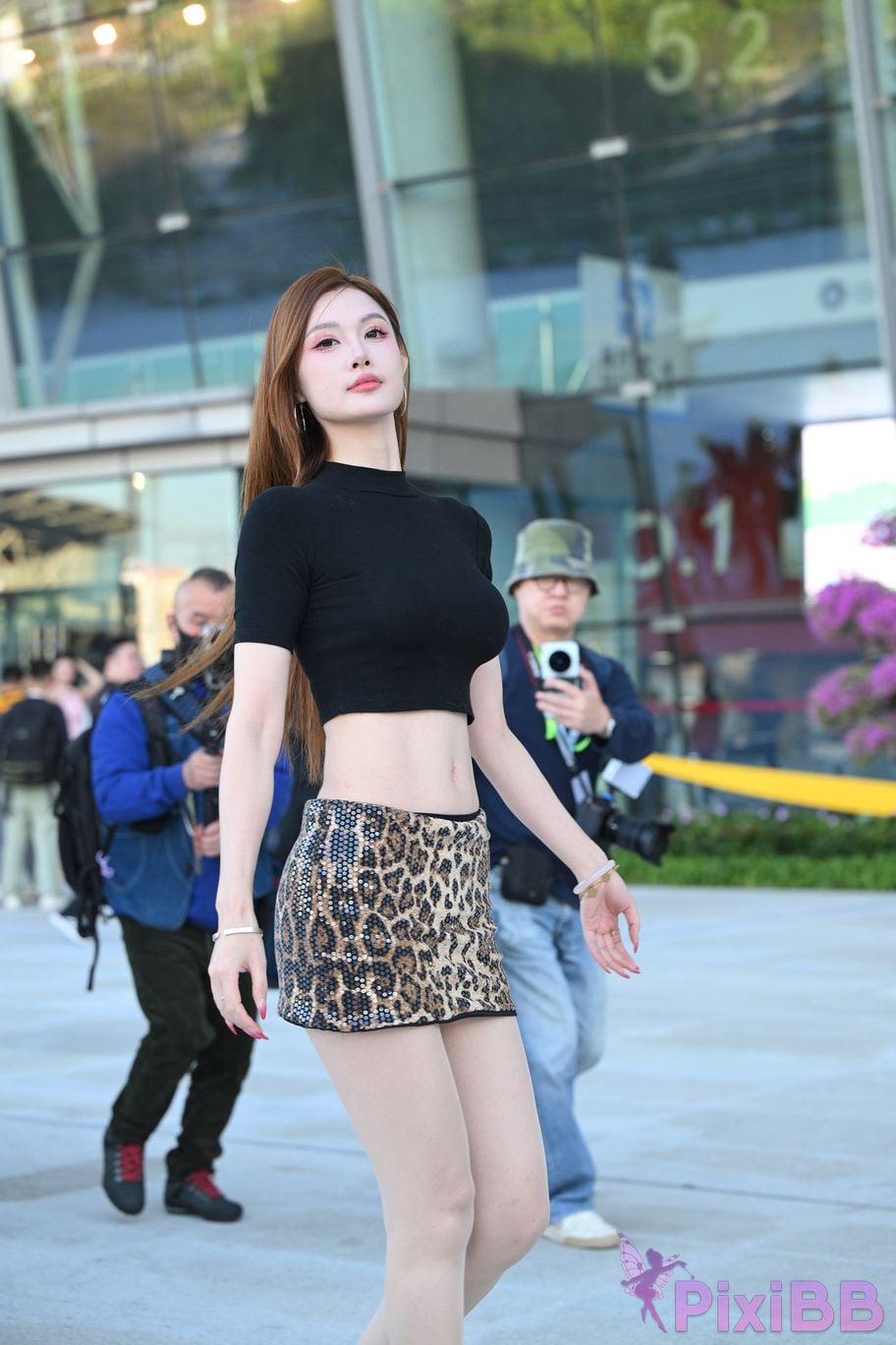 Featured Street Photography Works No.5524 Shredded leopard print beauty moon PixiBB.COM 150