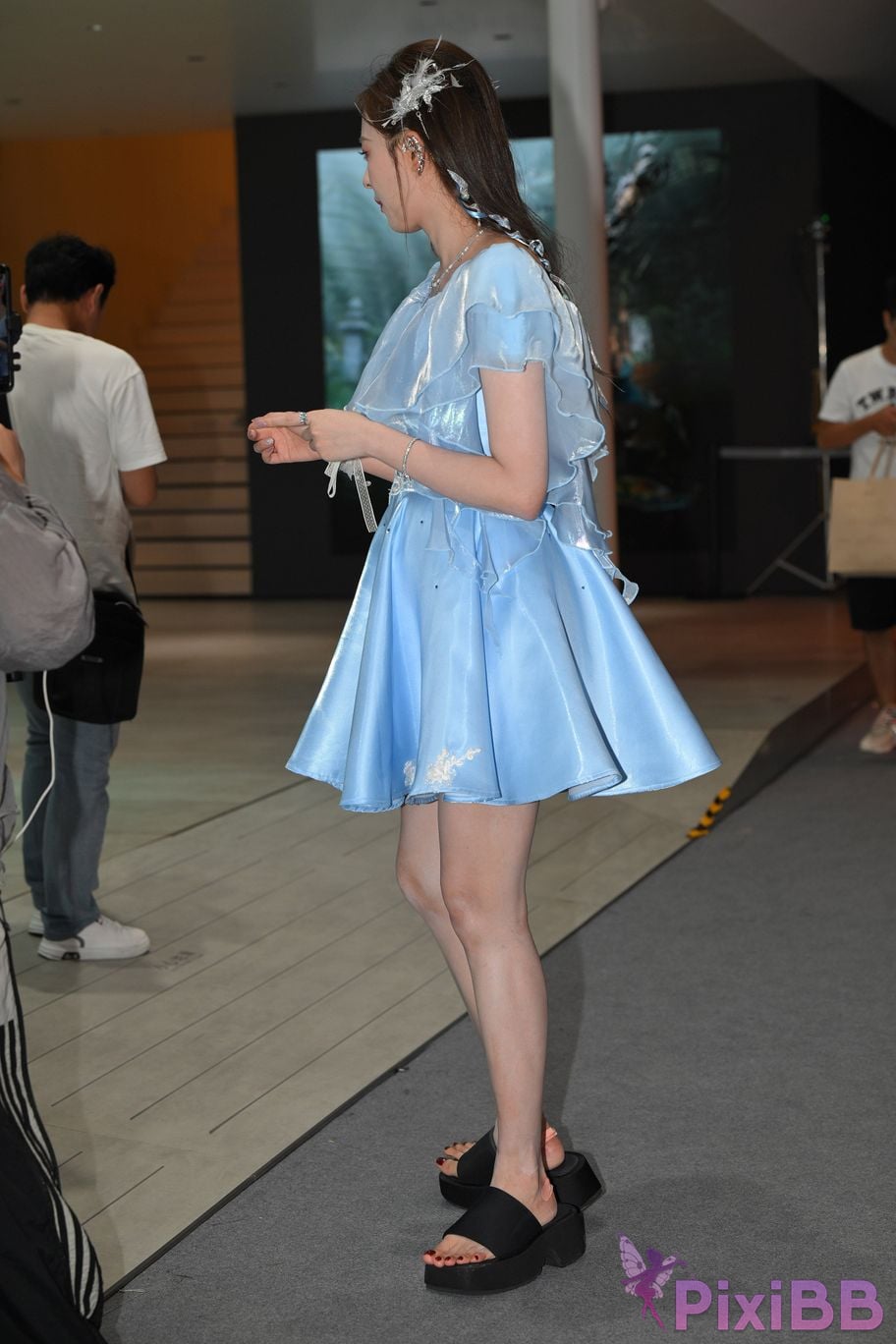 Featured Street Photography Works No.5548 Blue silk skirt PixiBB.COM 039