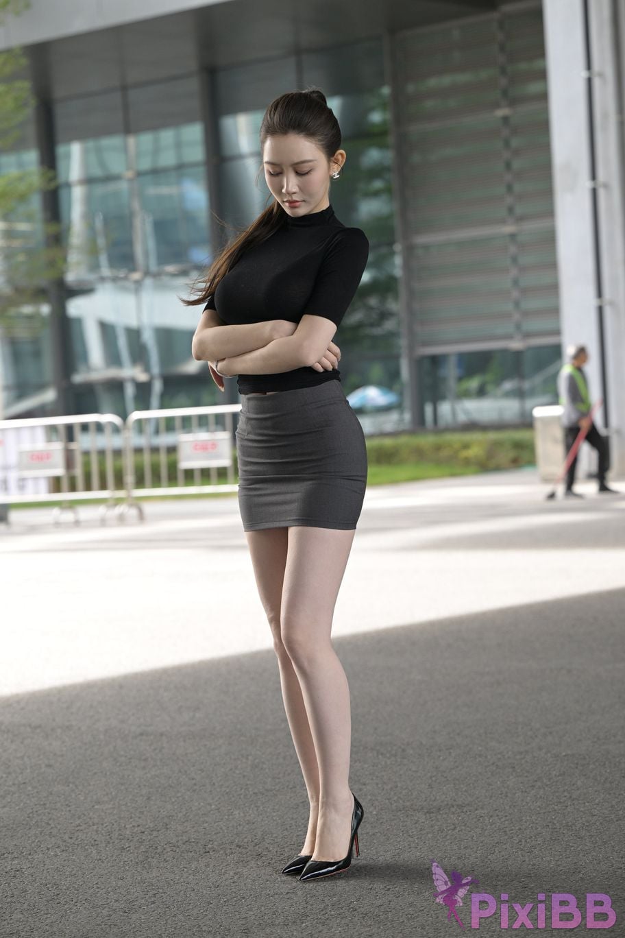 Featured Street Photography Works No.5562 Beautiful legs in hip hugging skirt PixiBB.COM 003