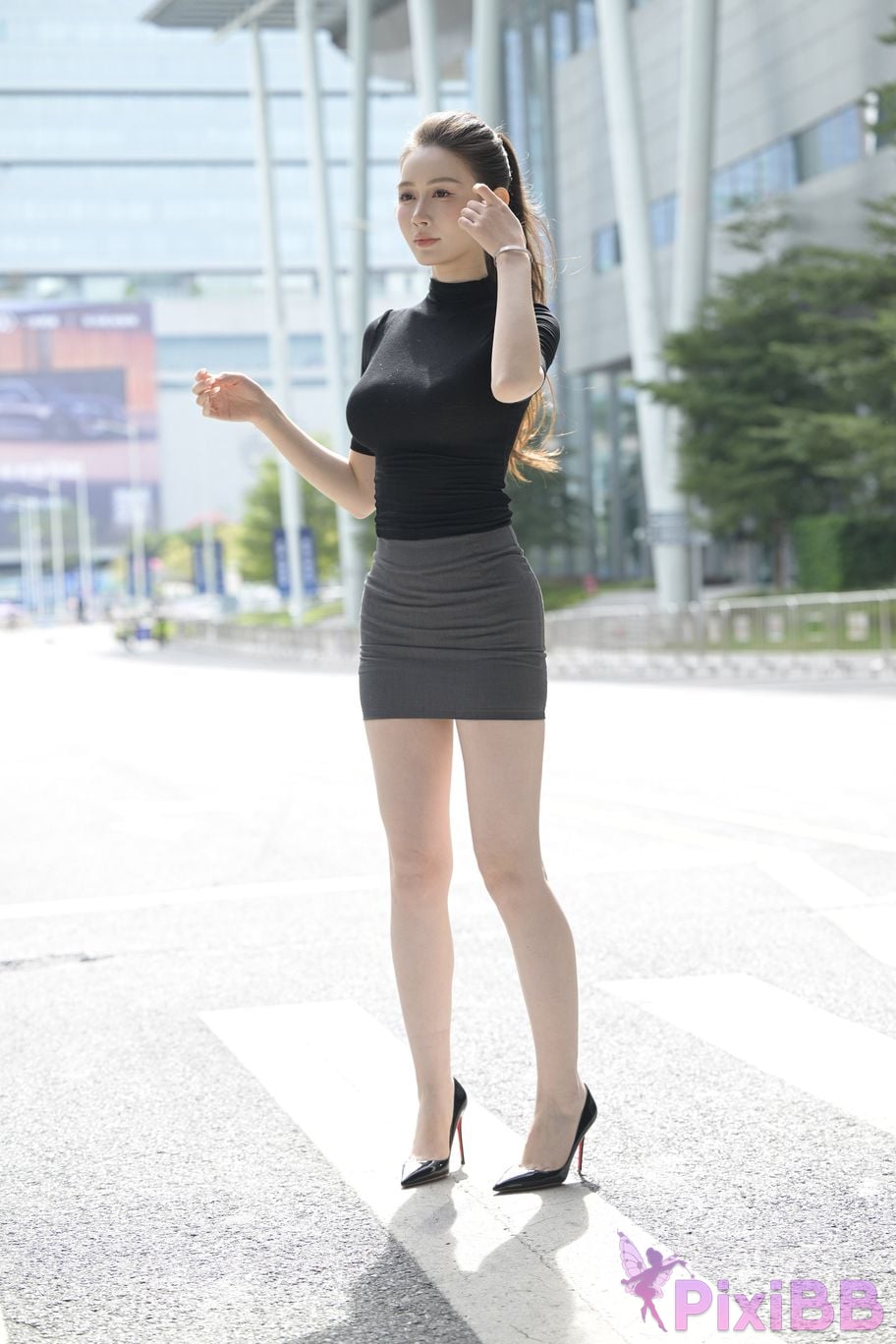Featured Street Photography Works No.5562 Beautiful legs in hip hugging skirt PixiBB.COM 007