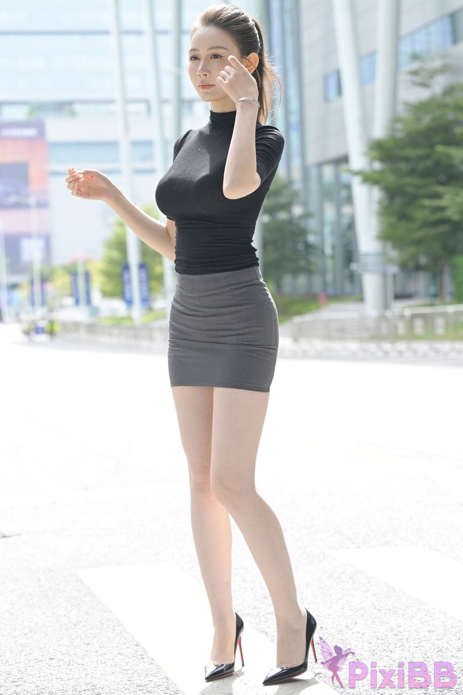 Featured Street Photography Works No.5562 Beautiful legs in hip hugging skirt PixiBB.COM 008