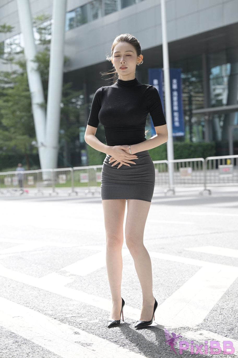 Featured Street Photography Works No.5562 Beautiful legs in hip hugging skirt PixiBB.COM 013