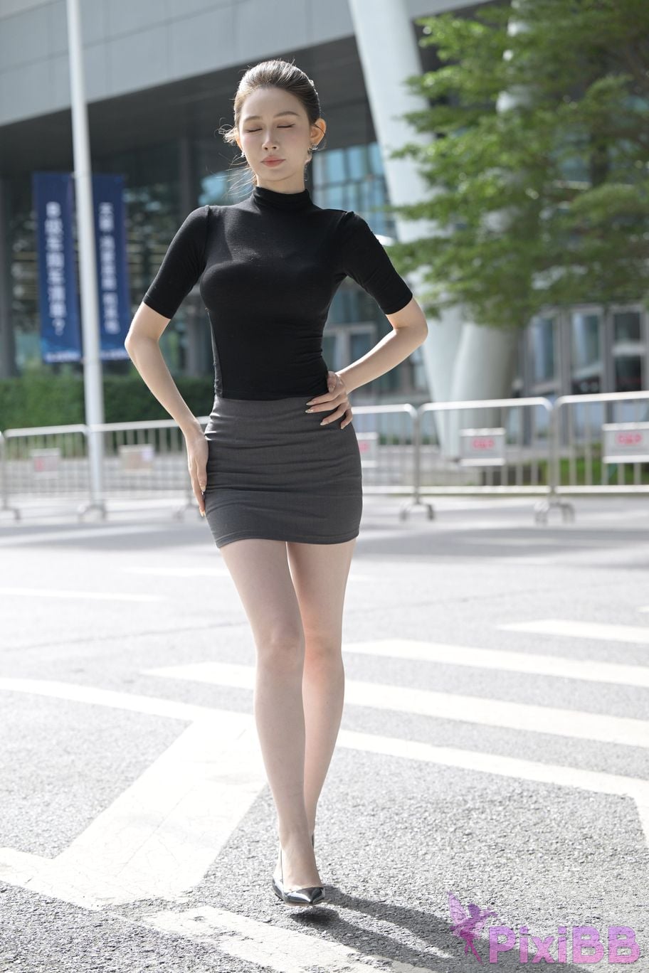 Featured Street Photography Works No.5562 Beautiful legs in hip hugging skirt PixiBB.COM 042