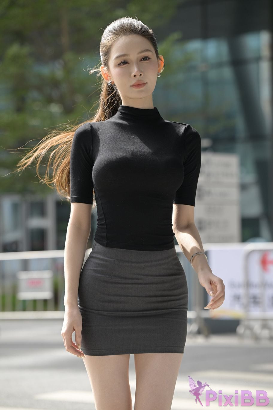 Featured Street Photography Works No.5562 Beautiful legs in hip hugging skirt PixiBB.COM 054