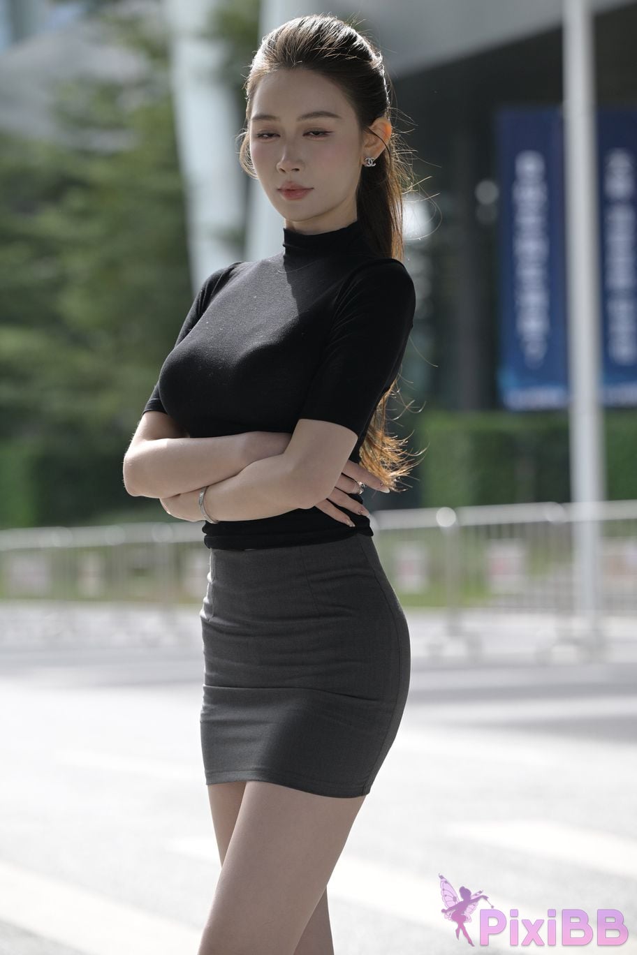 Featured Street Photography Works No.5562 Beautiful legs in hip hugging skirt PixiBB.COM 107