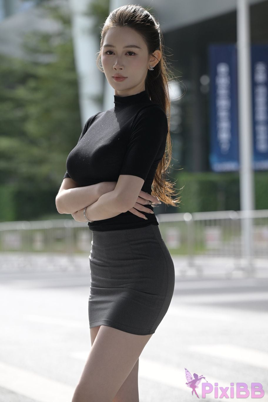Featured Street Photography Works No.5562 Beautiful legs in hip hugging skirt PixiBB.COM 108