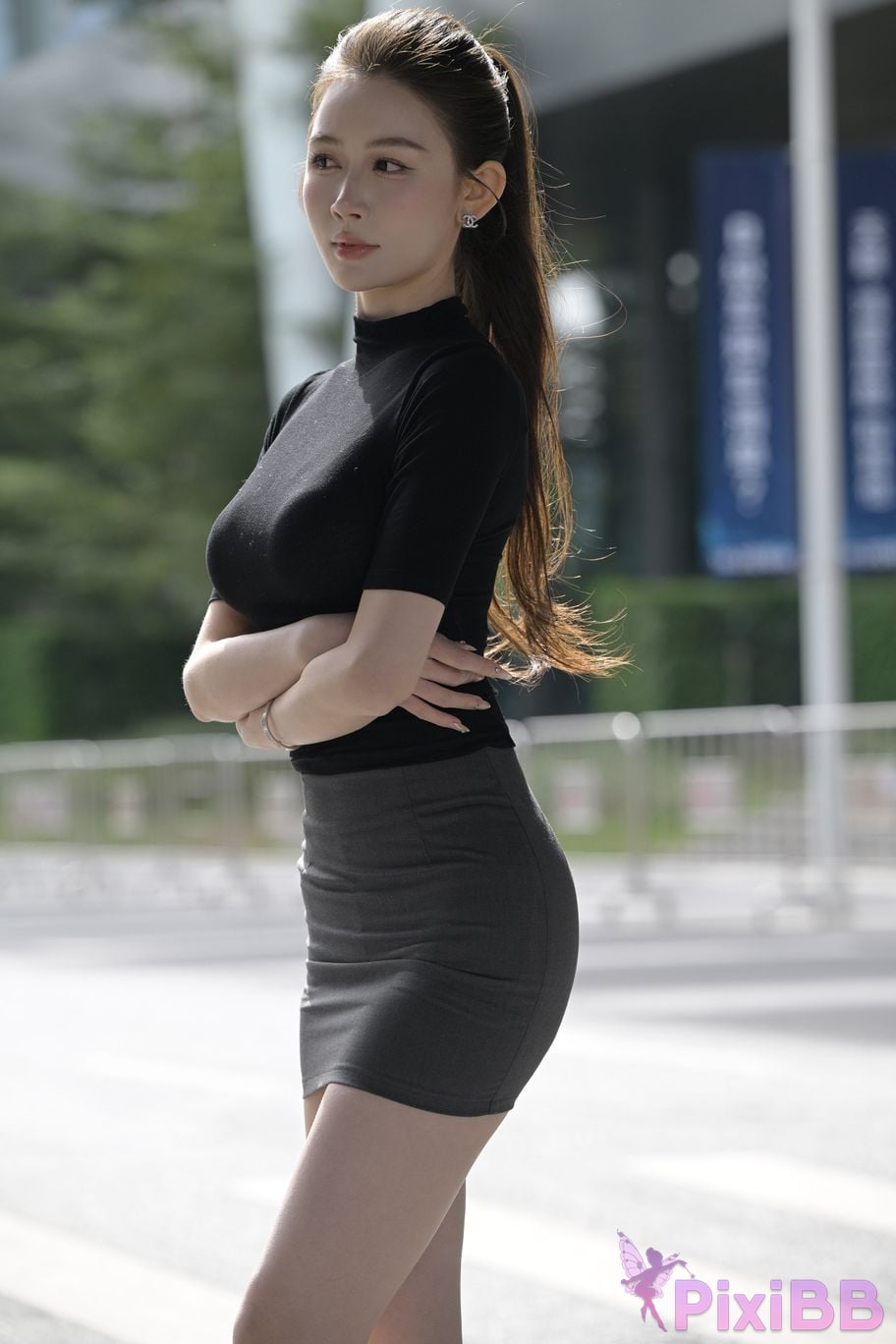 Featured Street Photography Works No.5562 Beautiful legs in hip hugging skirt PixiBB.COM 109