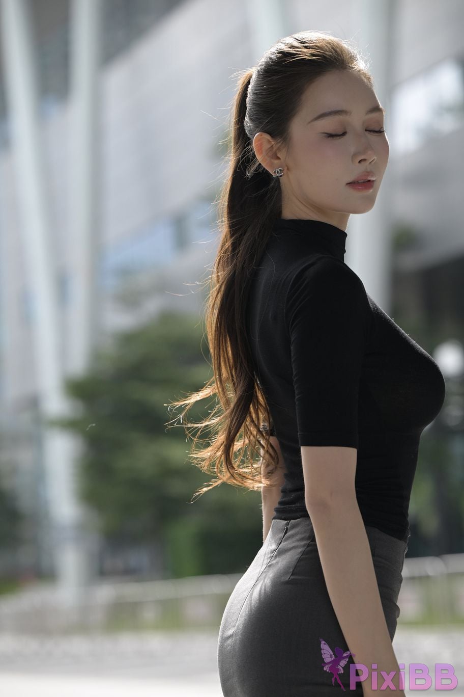 Featured Street Photography Works No.5562 Beautiful legs in hip hugging skirt PixiBB.COM 119