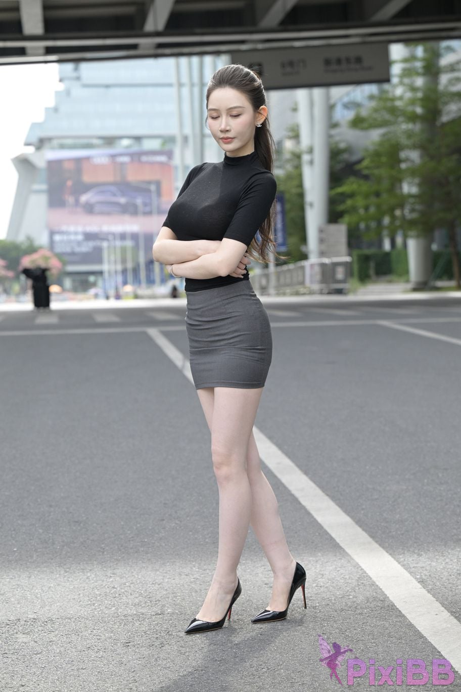 Featured Street Photography Works No.5562 Beautiful legs in hip hugging skirt PixiBB.COM 140