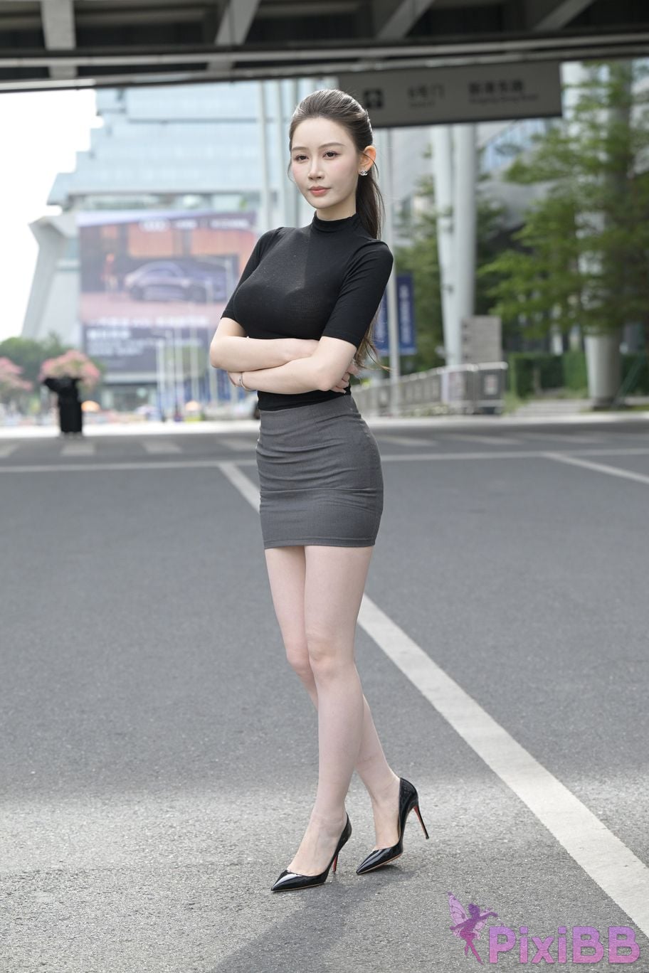 Featured Street Photography Works No.5562 Beautiful legs in hip hugging skirt PixiBB.COM 141
