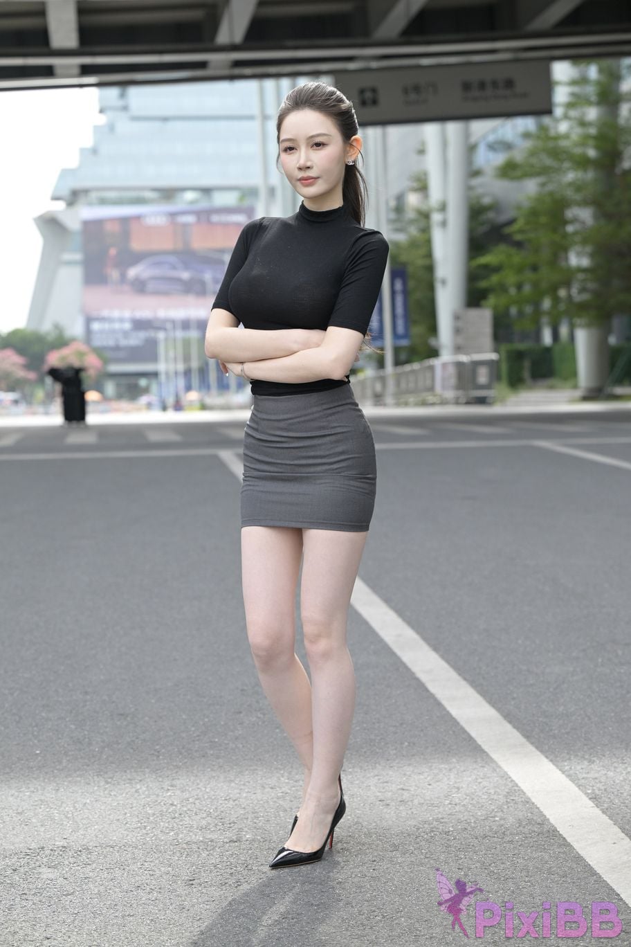 Featured Street Photography Works No.5562 Beautiful legs in hip hugging skirt PixiBB.COM 142