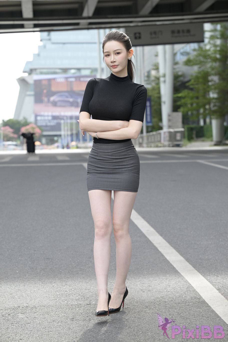 Featured Street Photography Works No.5562 Beautiful legs in hip hugging skirt PixiBB.COM 143