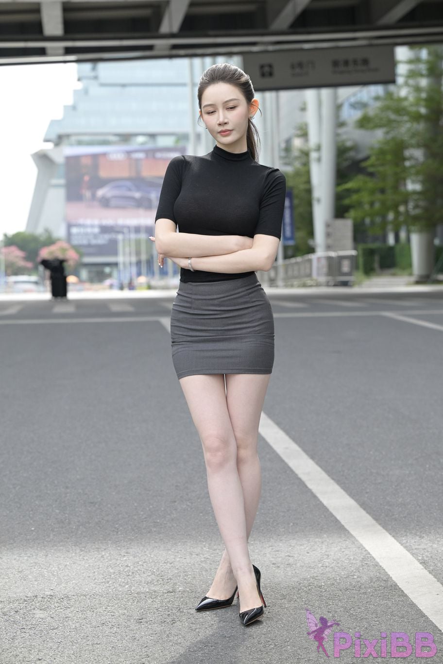 Featured Street Photography Works No.5562 Beautiful legs in hip hugging skirt PixiBB.COM 144