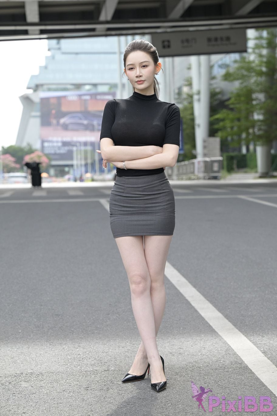Featured Street Photography Works No.5562 Beautiful legs in hip hugging skirt PixiBB.COM 145