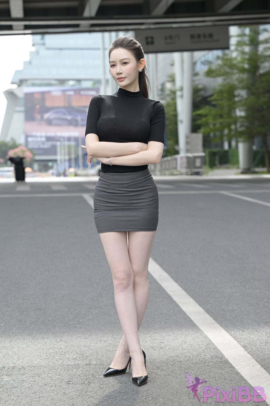 Featured Street Photography Works No.5562 Beautiful legs in hip hugging skirt PixiBB.COM 146