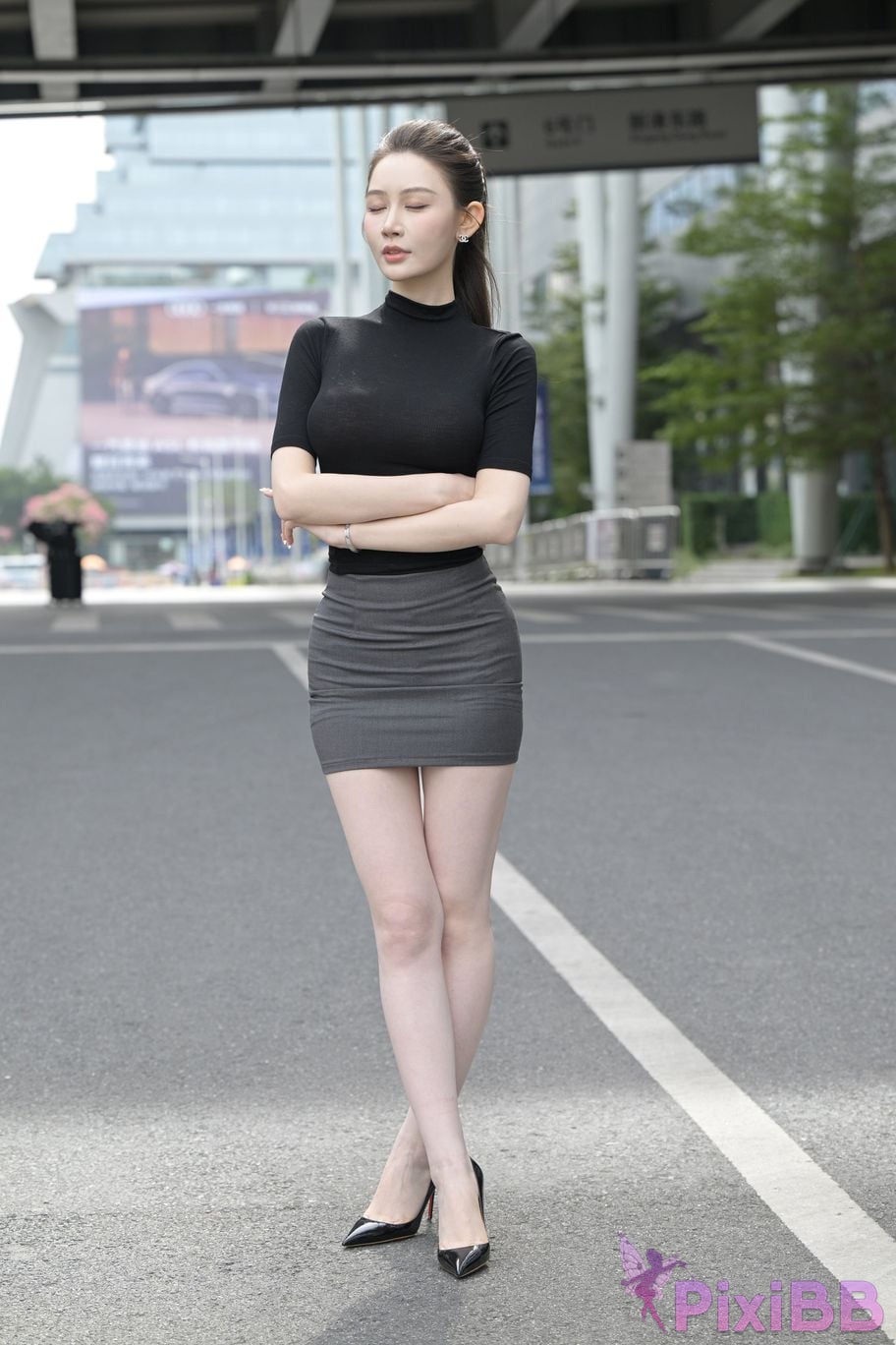 Featured Street Photography Works No.5562 Beautiful legs in hip hugging skirt PixiBB.COM 147