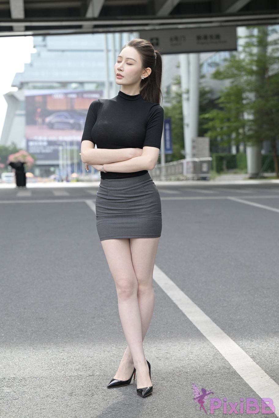 Featured Street Photography Works No.5562 Beautiful legs in hip hugging skirt PixiBB.COM 148