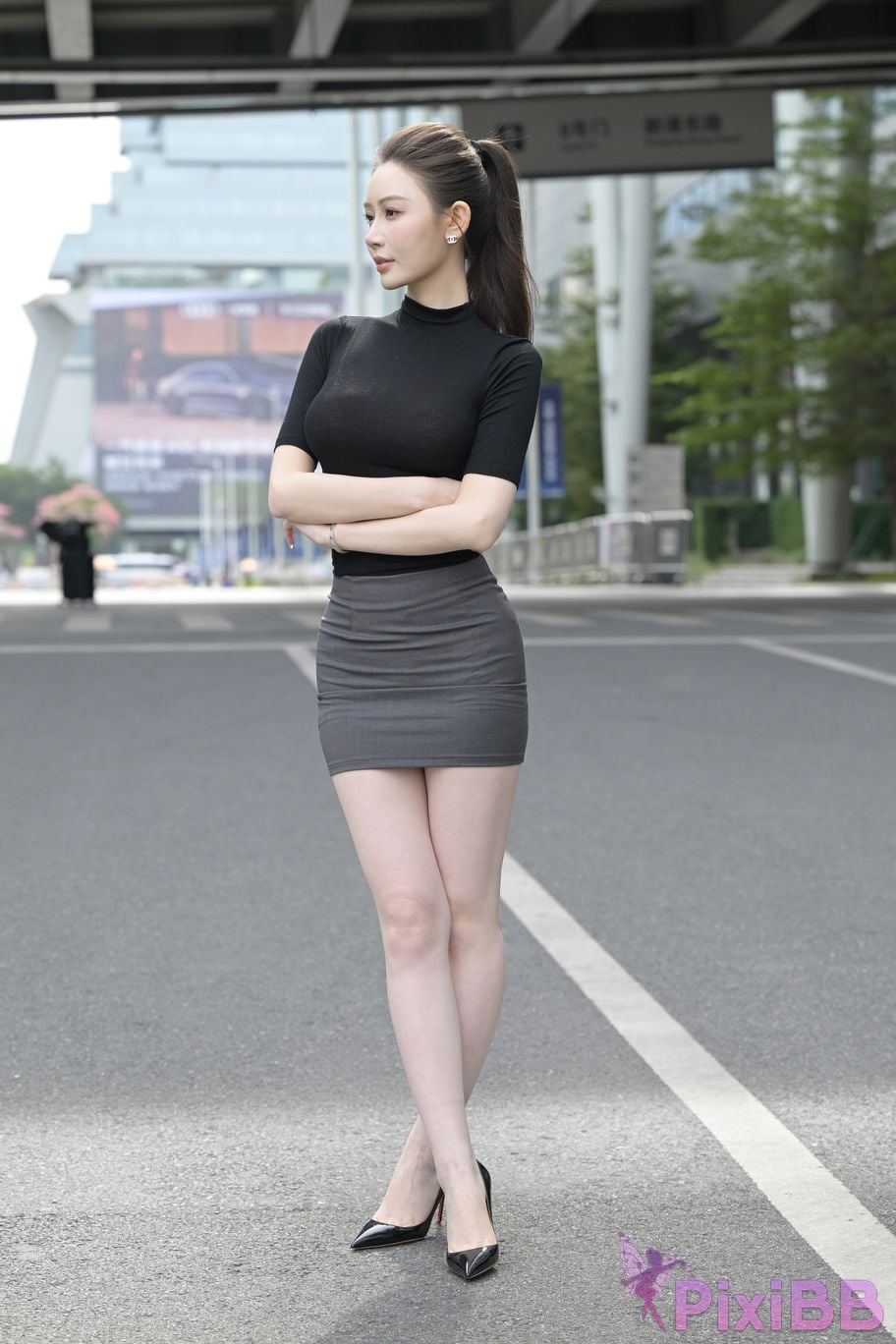 Featured Street Photography Works No.5562 Beautiful legs in hip hugging skirt PixiBB.COM 149