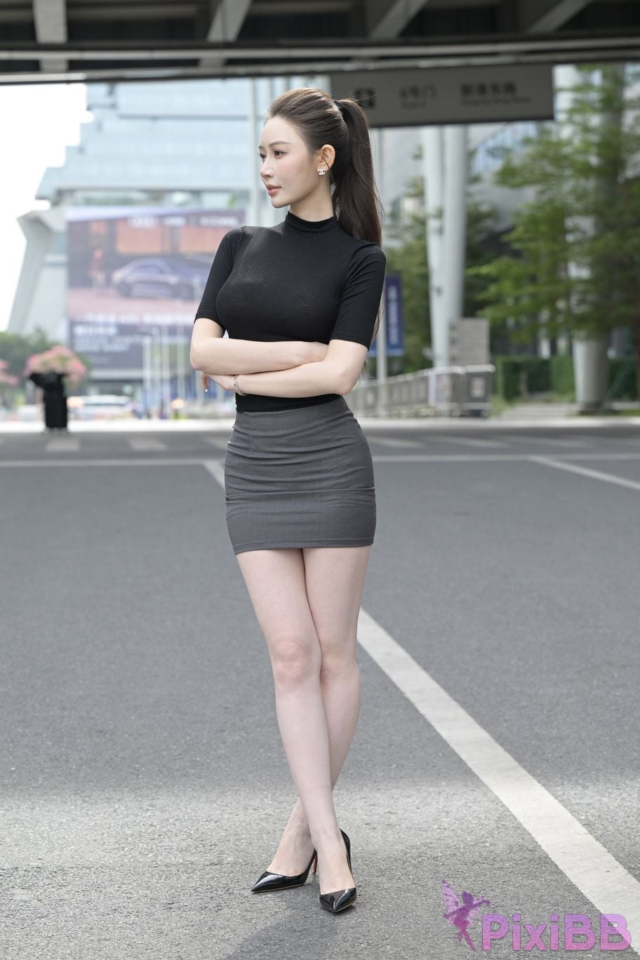 Featured Street Photography Works No.5562 Beautiful legs in hip hugging skirt PixiBB.COM 150