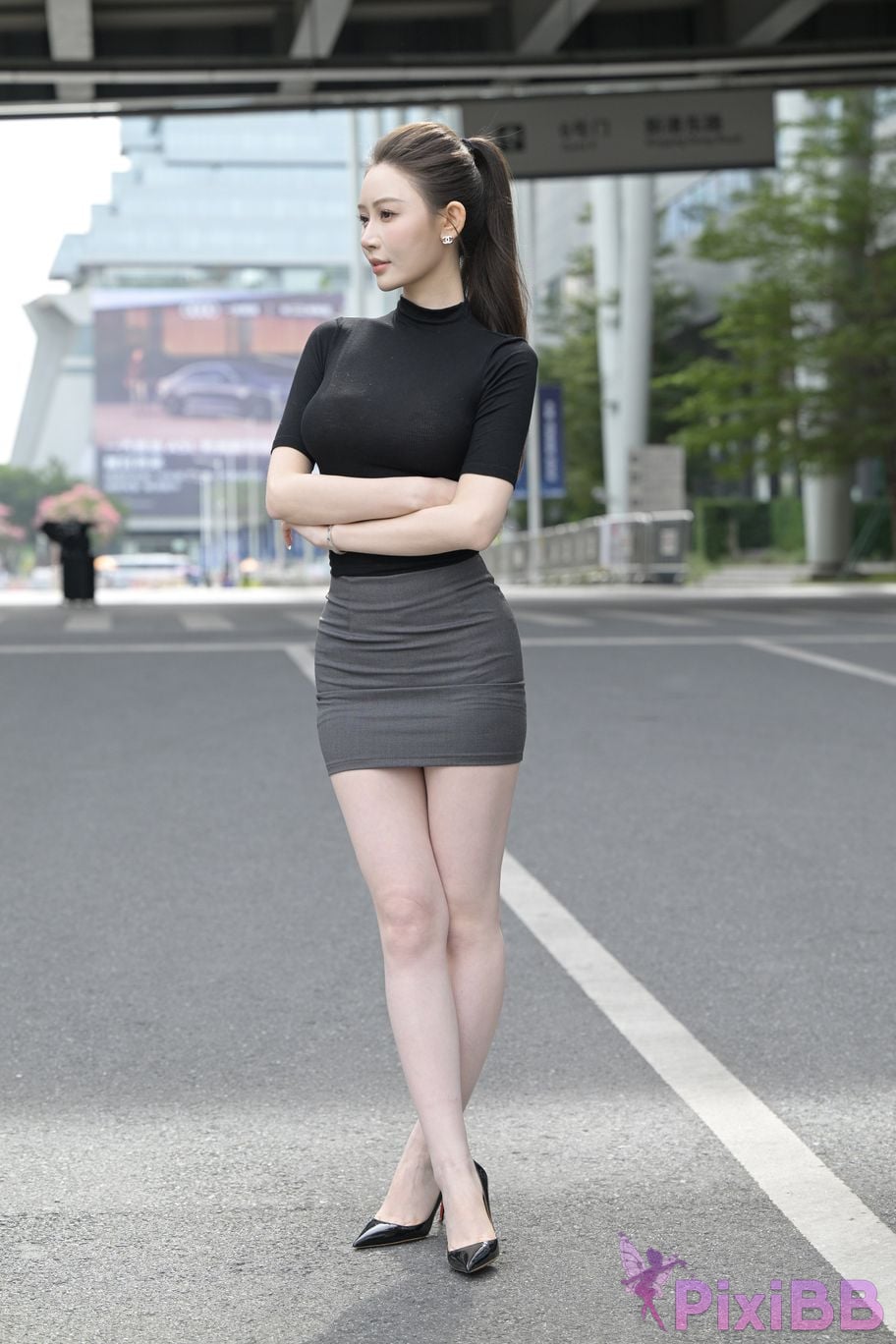 Featured Street Photography Works No.5562 Beautiful legs in hip hugging skirt PixiBB.COM 151
