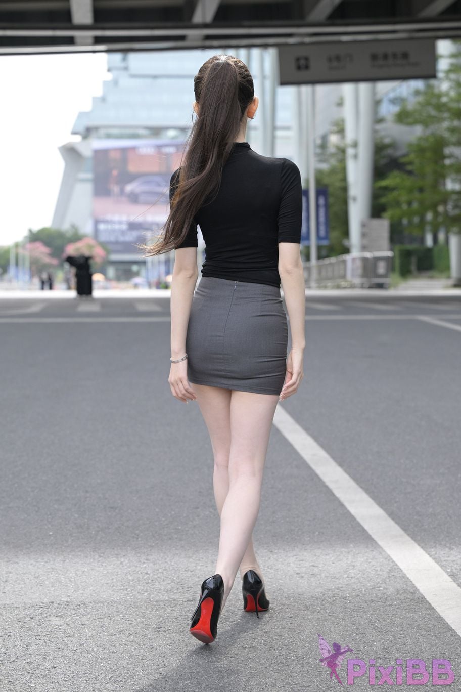 Featured Street Photography Works No.5562 Beautiful legs in hip hugging skirt PixiBB.COM 161