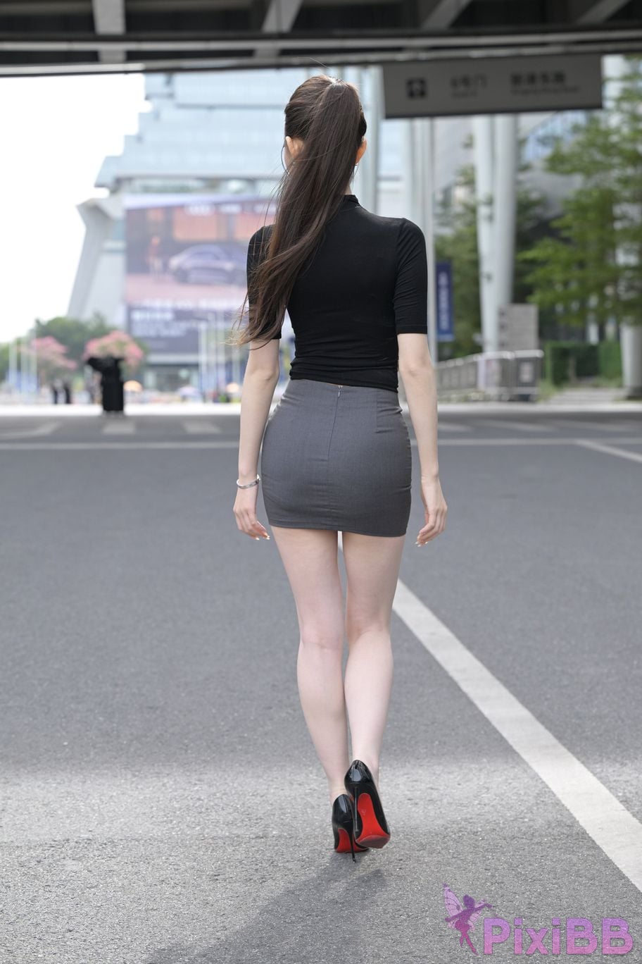 Featured Street Photography Works No.5562 Beautiful legs in hip hugging skirt PixiBB.COM 162