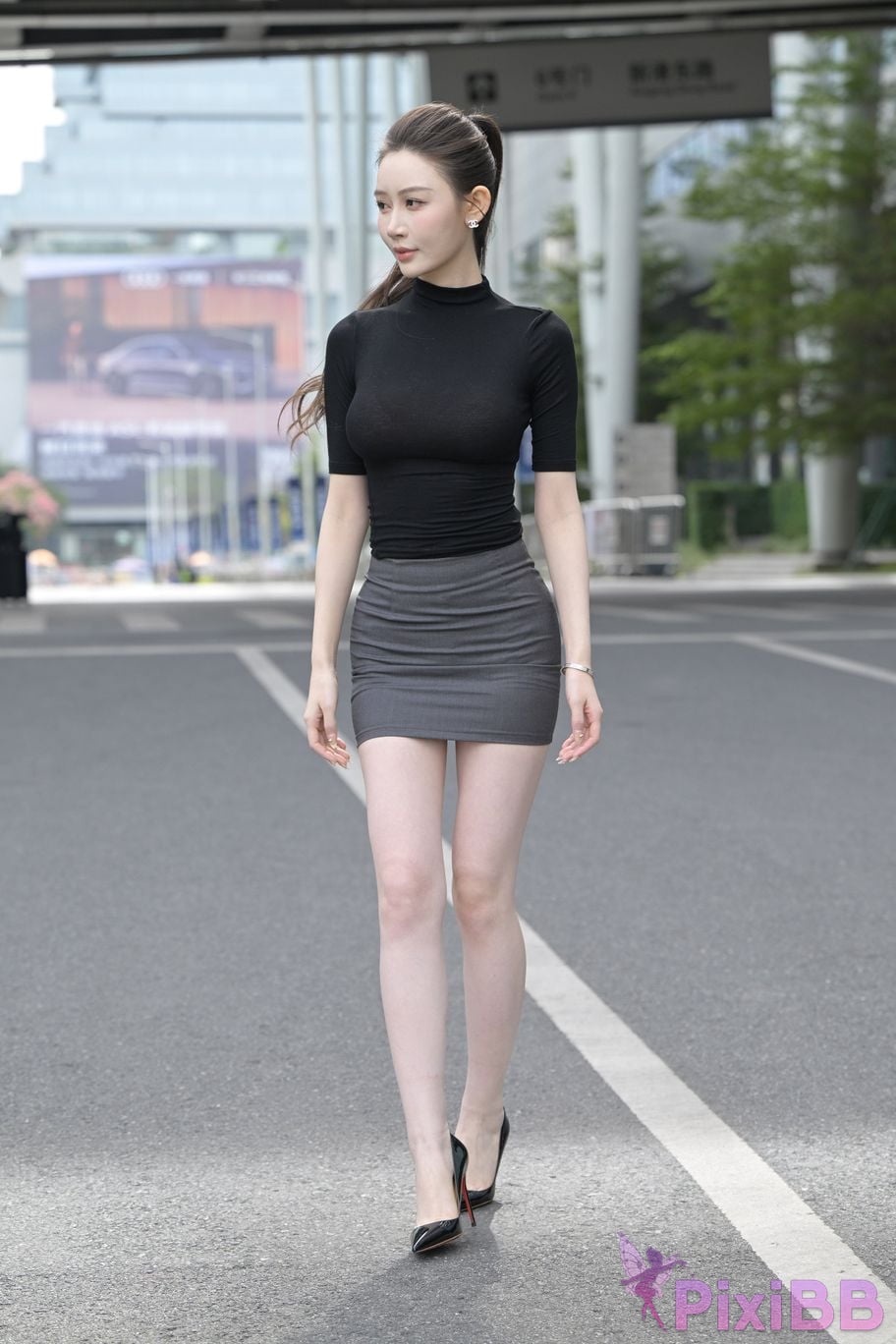 Featured Street Photography Works No.5562 Beautiful legs in hip hugging skirt PixiBB.COM 163